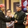 Bupati Kuningan saat menerima penghargaan dari Kementerian Pariwisata Republik Indonesia